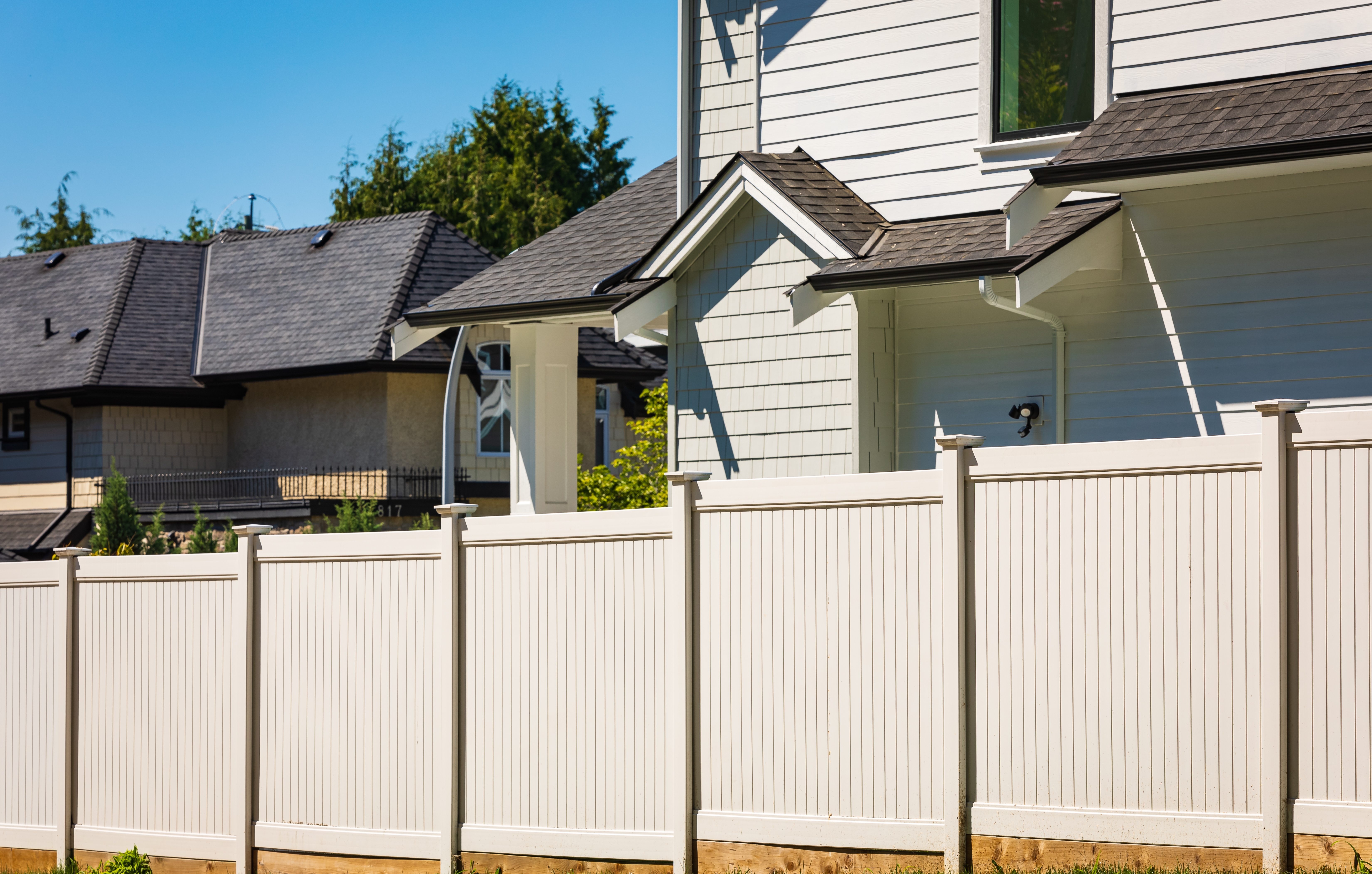 white exterior vinyl fence